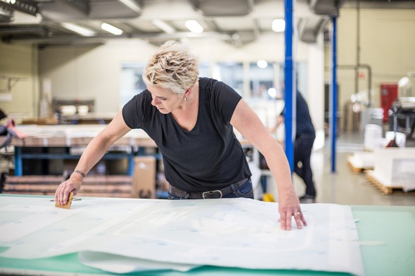 Vrouw die werkt aan het maken van een effectieve winkel route