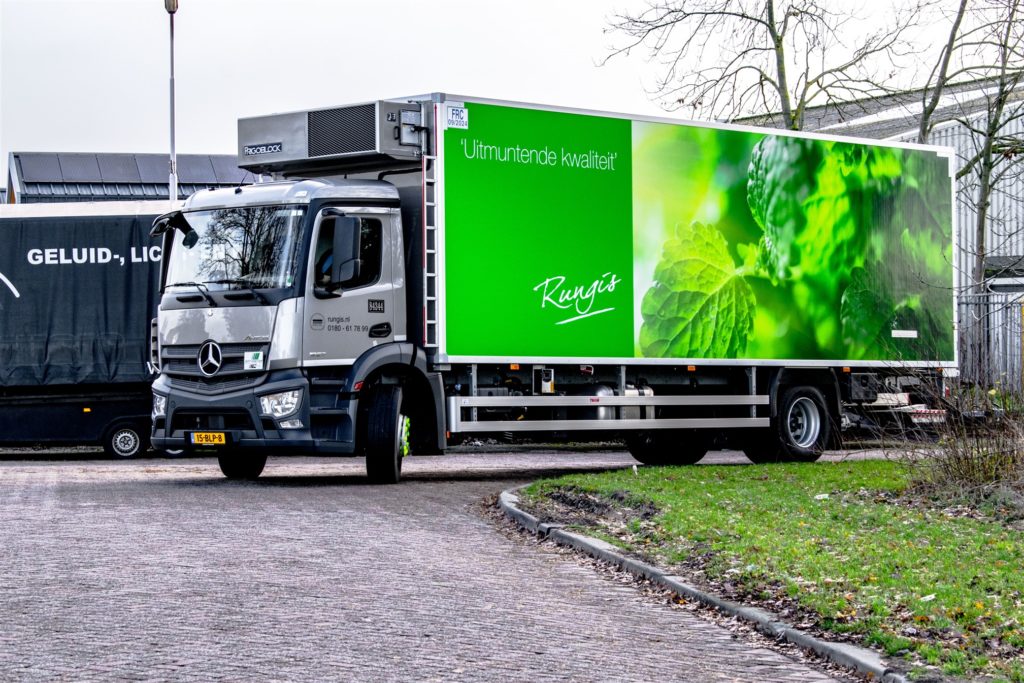 Fel groene vrachtwagenreclame