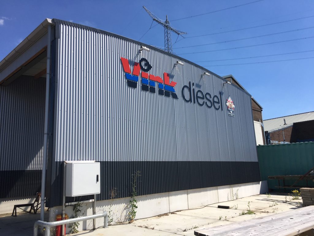 Indirect aangelichte gevelreclame voor Vink Diesel