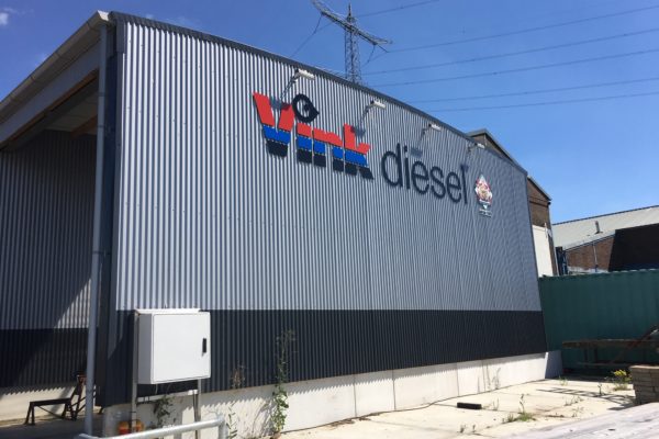 Indirect aangelichte gevelreclame voor Vink Diesel