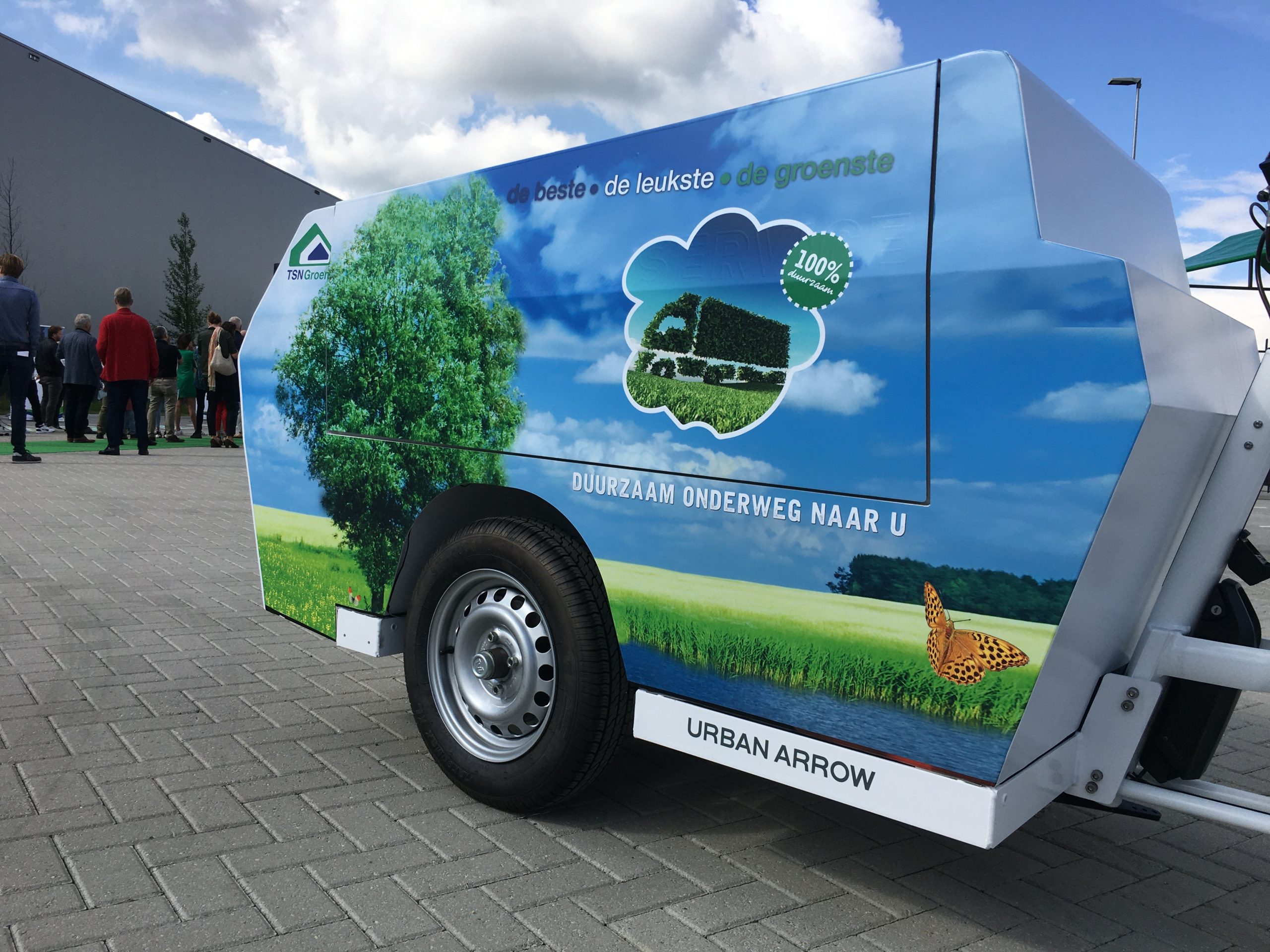 Elektrische bakfiets die door te wrappen een nieuw uiterlijk heeft gekregen.