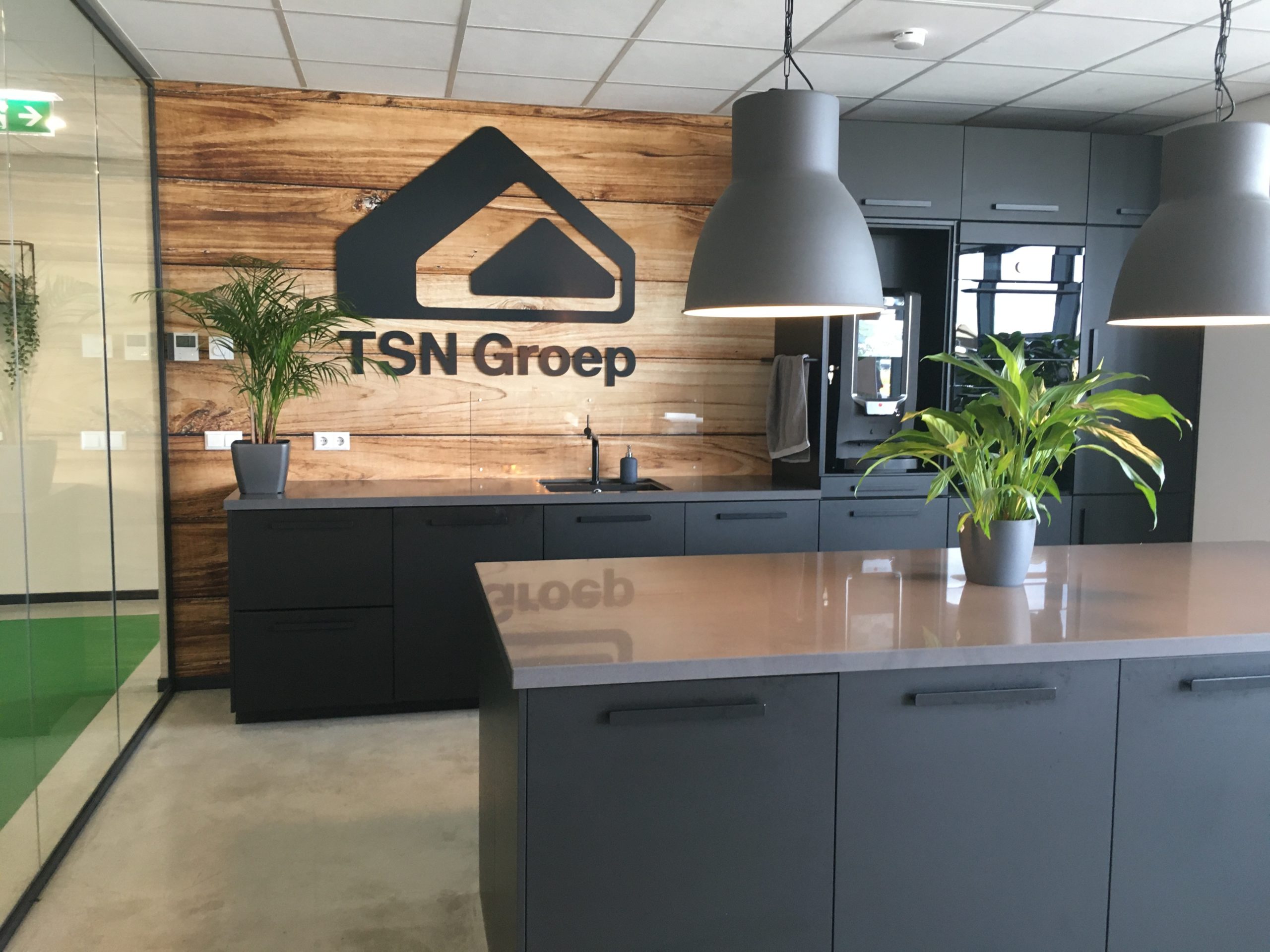 Keukenwand met uitgefreesd TSN Logo