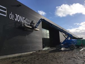 Foto ter illustratie van vacature monteur gevelreclame