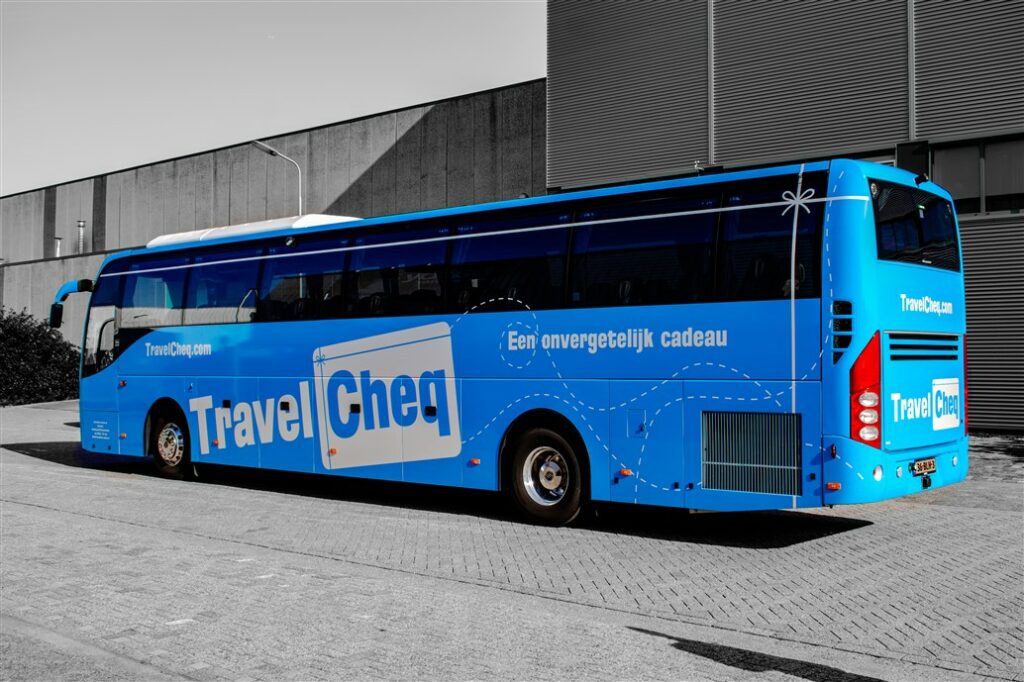 Touringcar full color wrap blauw met opschrift 'Travel Cheq'