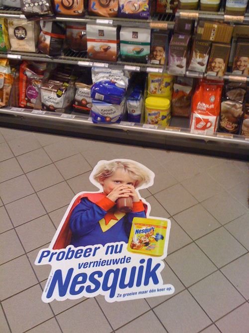 Vloersticker van Nesquik in supermarkt: originele manier van reclame maken