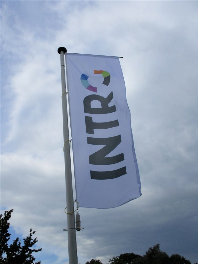 Witte banier met logo intro