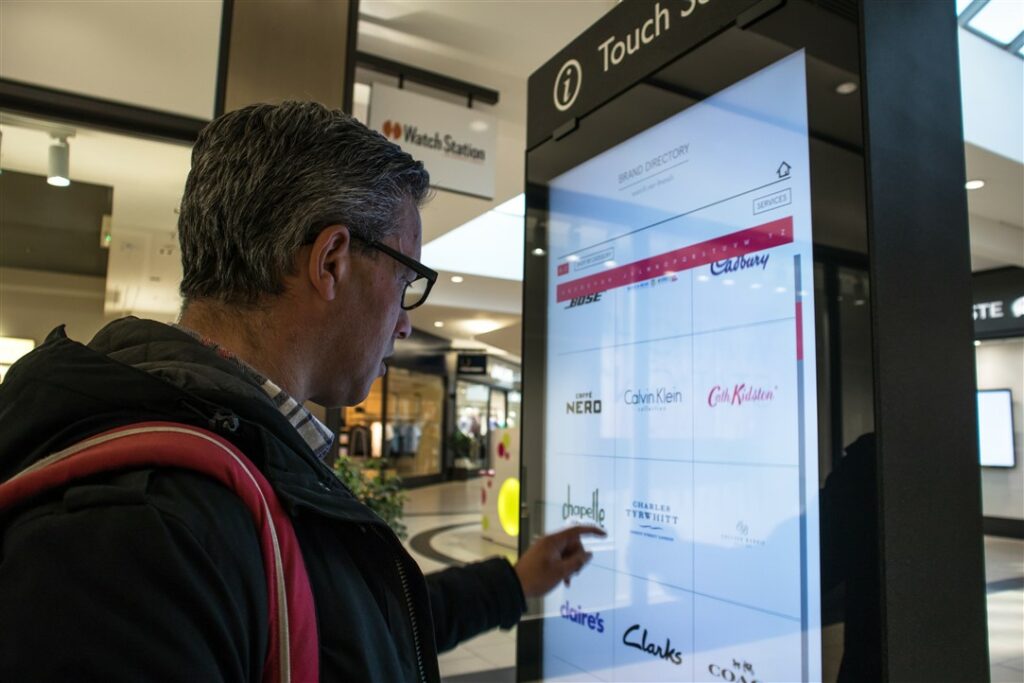 Man die digitaal scherm aanraakt