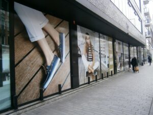 Full color raamfolie met diverse prints van artikelen te koop bij OMODA