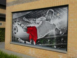 Full color raamfolie met print van voetballende jongen
