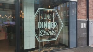 Raambelettering op ruit restaurants de Beren