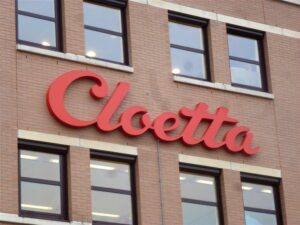 Rood verlichte gevelreclame Cloetta