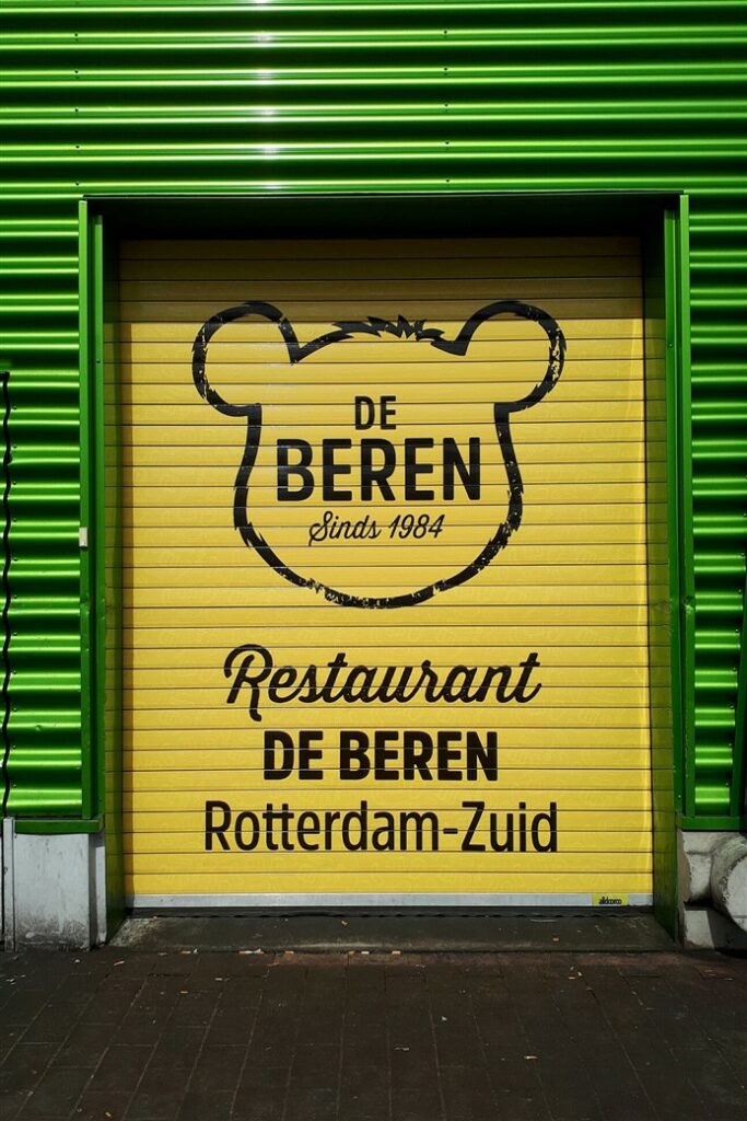 Belettering op roldeur De Beren