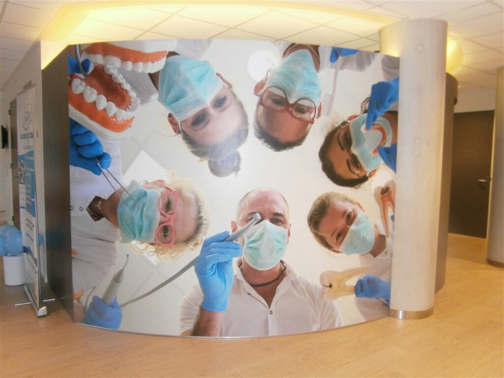Wandpaneel met full color print met daarop tandartsen en assistenten