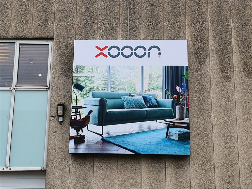 Vernieuwd geveldoek met afbeelding meubileur Xooon