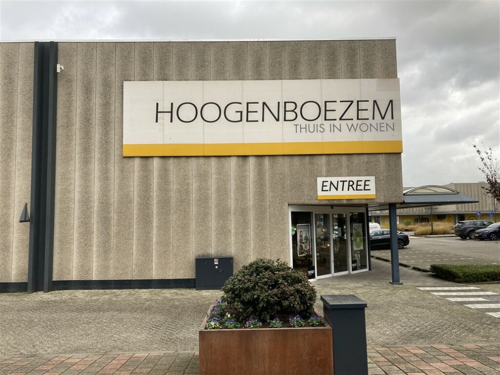 Verouderde gevelreclame van Hoogenboezem Breda
