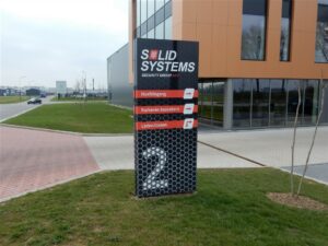 Reclamezuil bij ingang terrein Solid System - buitenreclame