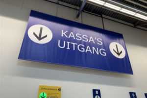 Bewegwijzeringsdoek bij IKEA wijzend in de richting van de kassa en uitgang