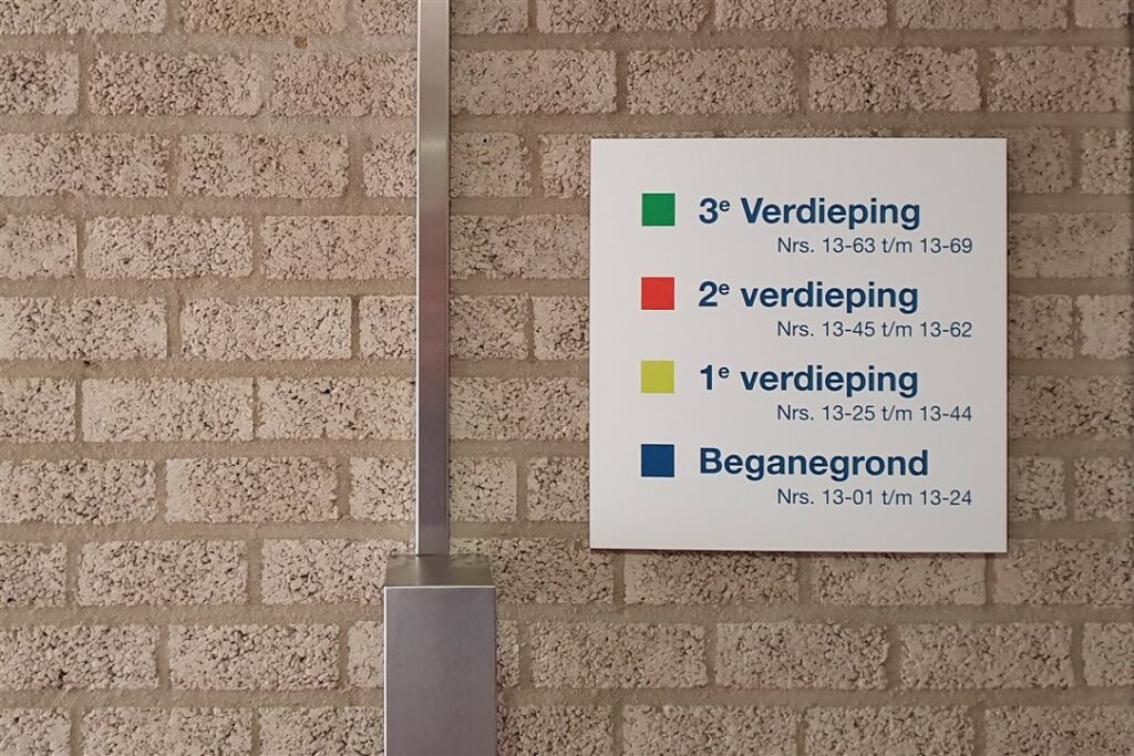 Wandbord met informatie indeling verdiepingen bij Woonzorg Nederland