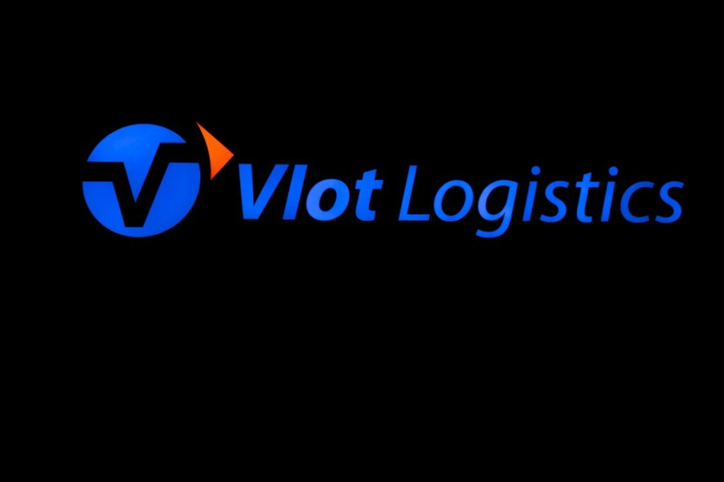 Blauw oplichtende doosletters Vlot Logistics