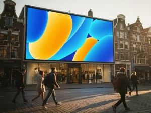 Groot digitaal reclamebord met amber en blauwe animaties op een moderne Nederlandse winkelgevel, voorbijgangers op kasseienstraat in middaglicht.