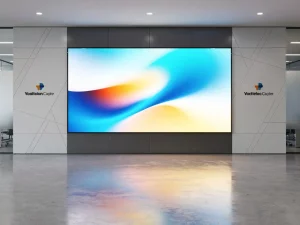 Groot digitaal reclamescherm met levendige kleuren op een moderne kantoorwand, weerspiegeld in gepolijste betonvloer.