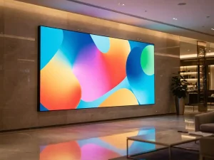 Groot digitaal display op strakke wand met levendige content in warme en blauwe tinten, zichtbaar in moderne retailomgeving.
