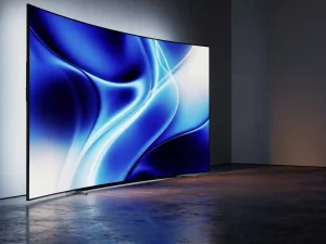 Gebogen OLED-display in showroom met levendig elektrisch blauw en wit licht, weerspiegeld op gepolijste betonvloer.