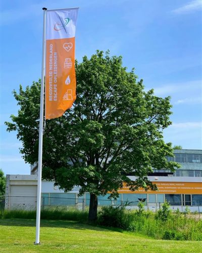 Banieren door ddreklame bij Regioveilig Nederland Oranje met witte banier aan voorzijde pand Regioveilig Nederland