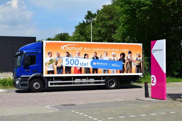 Oranje gekleurde Bidfood vrachtwagen met sticker 500ste