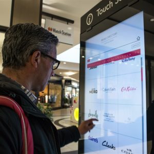 Man die digitaal scherm aanraakt