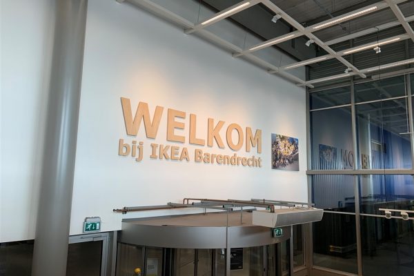 IKEA houten letters Welkom Houten freesletters in de tekst 'Welkom bij IKEA Barendrecht'