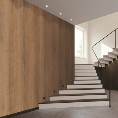 Welkomshal voorzien van LG Interieurfolie Hout