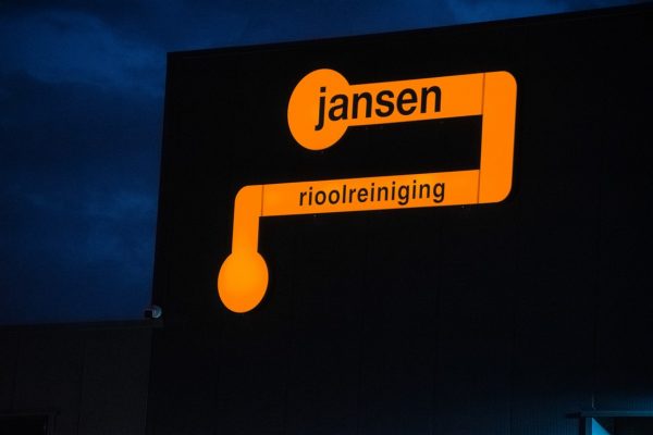 Oranje oplichtende lichtbak voor Jansen Rioolreiniging